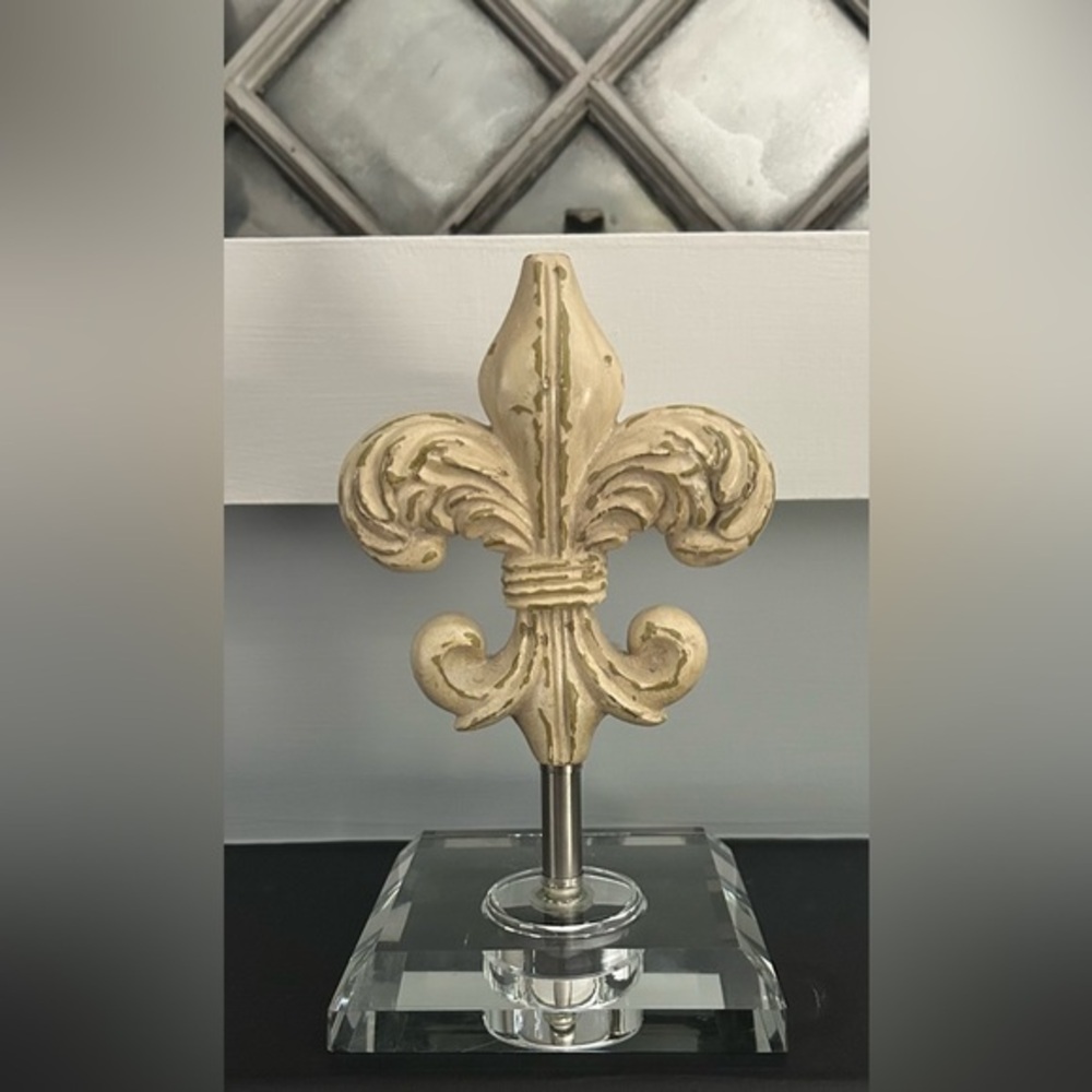 Beautiful Art Fleur-de-lis Decor Beige Acrylic Base In Incredible Condition
